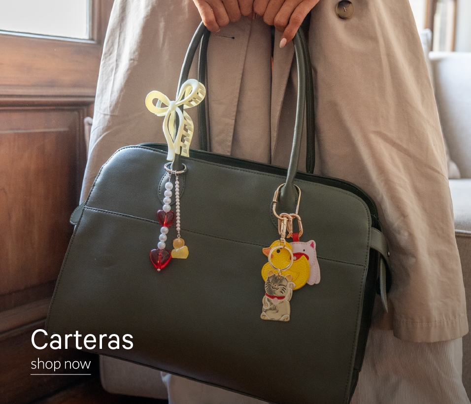 Cartera de hombro con pañuelo atado en la correa. Con descripción "Carteras. Shop now"