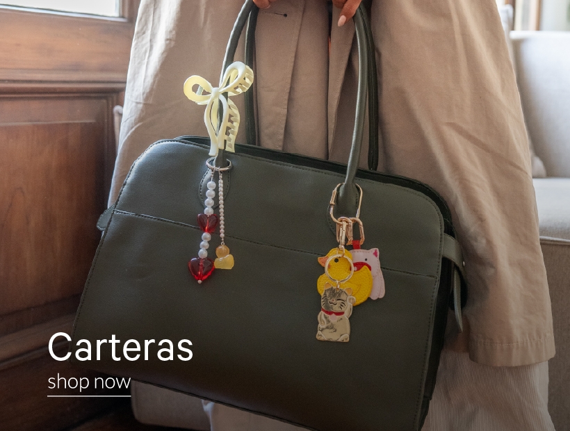 Cartera de hombro con pañuelo atado en la correa. Con descripción "Carteras. Shop now"