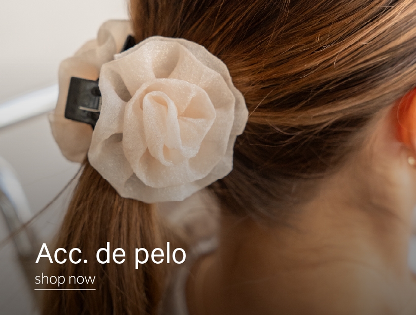 Accesorios de pelo. Con inscripción "Accesorios de pelo. Shop Now"